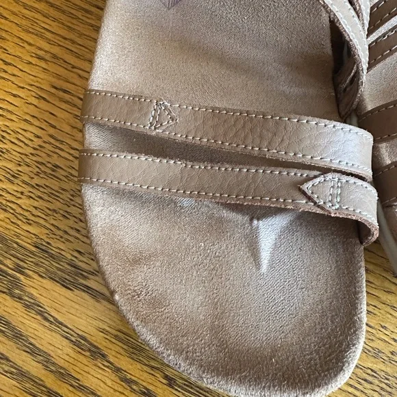Merrell Women's Tan Strappy Sandals - Picture 2 of 8